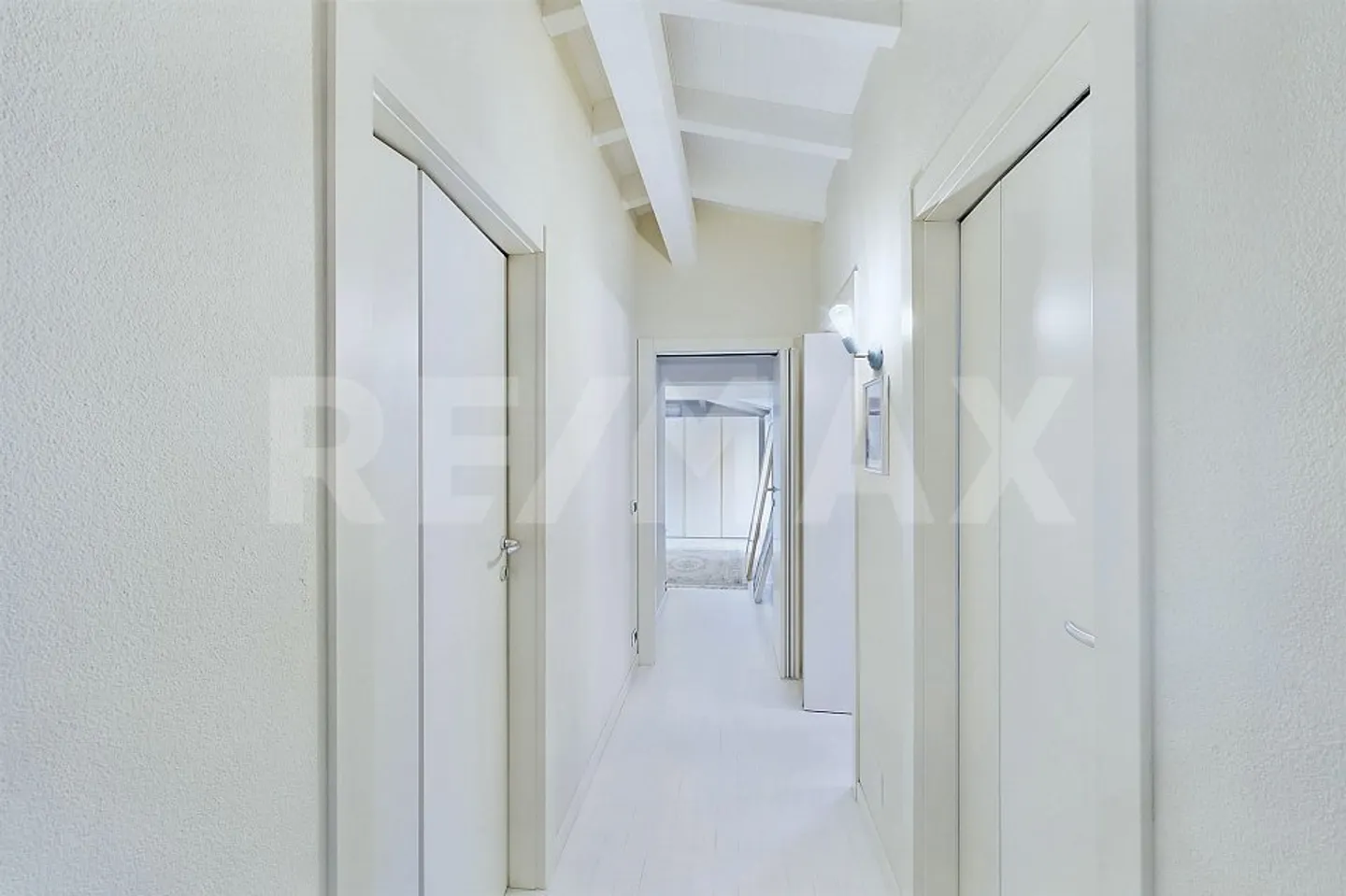 Appartamento elegante nel centro storico del villaggio di Porza - Foto 8 di 13