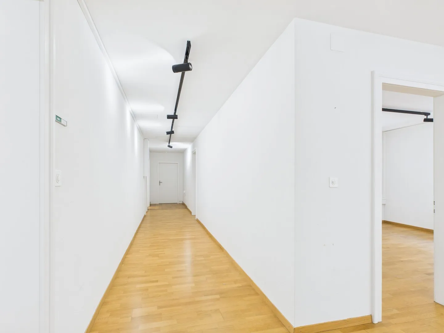 Ufficio attraente in una posizione tranquilla - utilizzo versatile con 6 posti auto - Foto 3 di 8