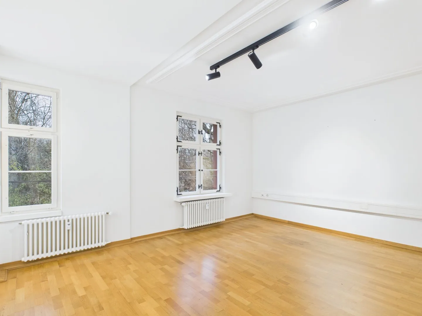 Ufficio attraente in una posizione tranquilla - utilizzo versatile con 6 posti auto - Foto 5 di 8