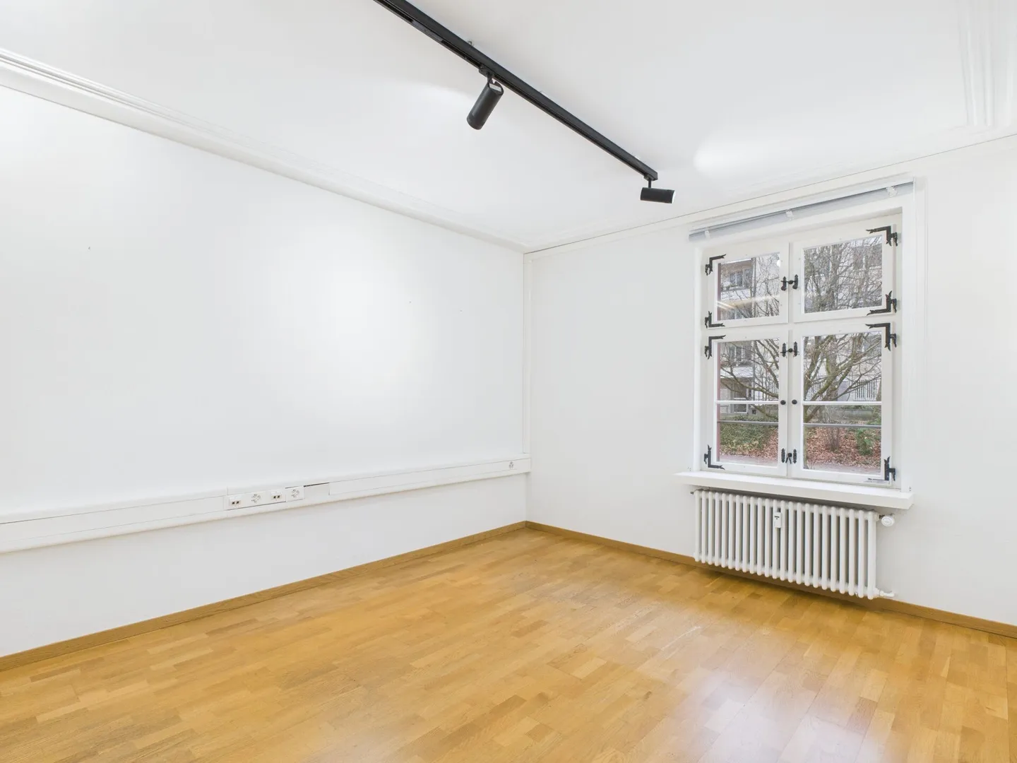 Ufficio attraente in una posizione tranquilla - utilizzo versatile con 6 posti auto - Foto 6 di 8