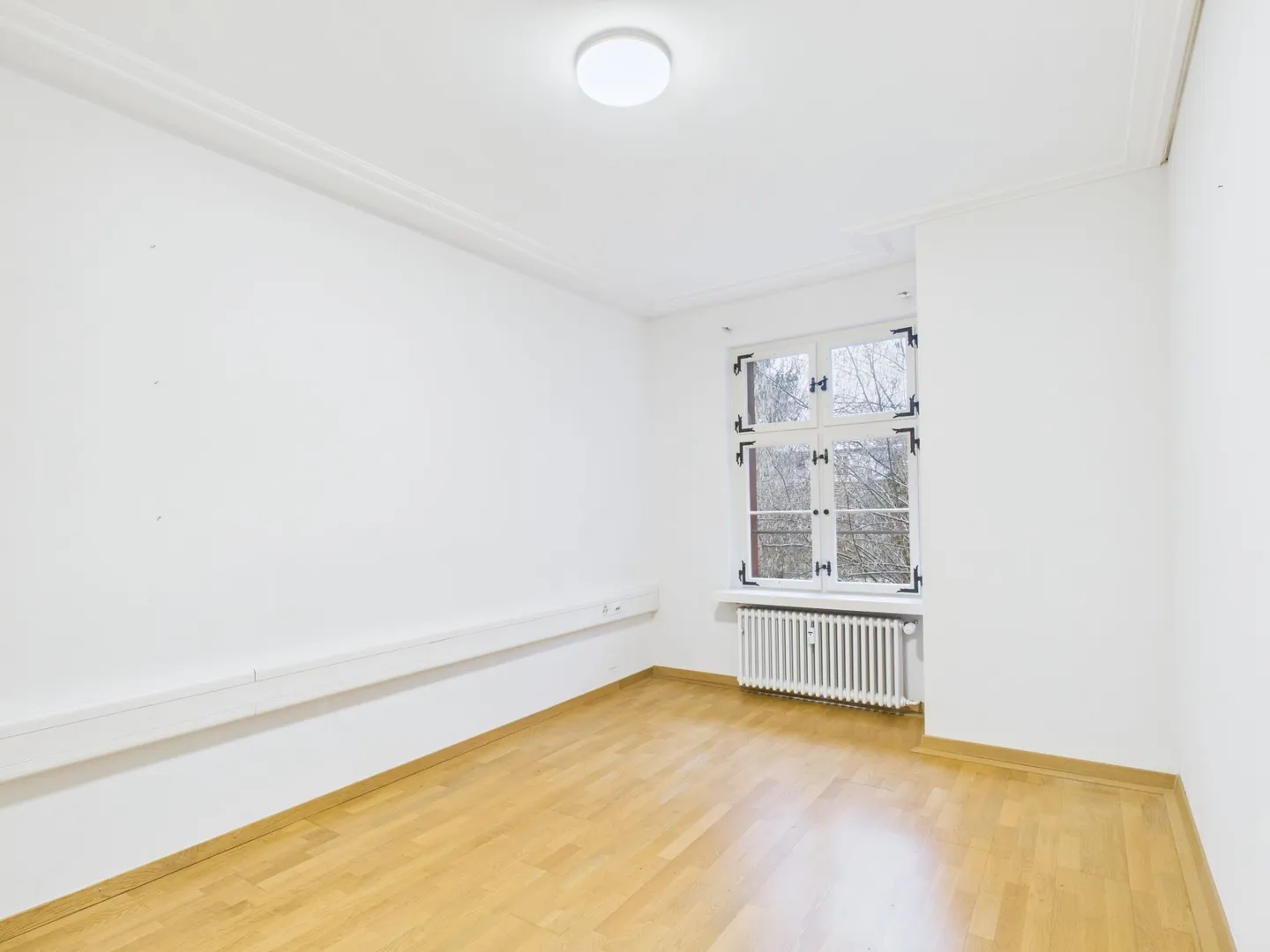 Ufficio attraente in una posizione tranquilla - utilizzo versatile con 6 posti auto - Foto 7 di 8