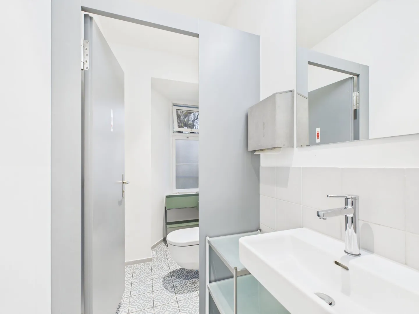 Ufficio attraente in una posizione tranquilla - utilizzo versatile con 6 posti auto - Foto 8 di 8