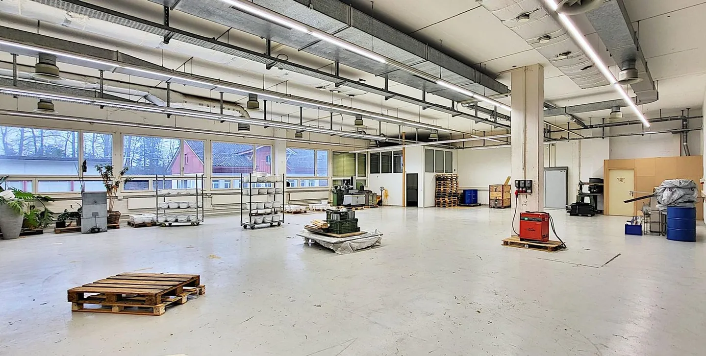 Geräumige Lagerhalle in Hombrechtikon - Foto 3 von 8