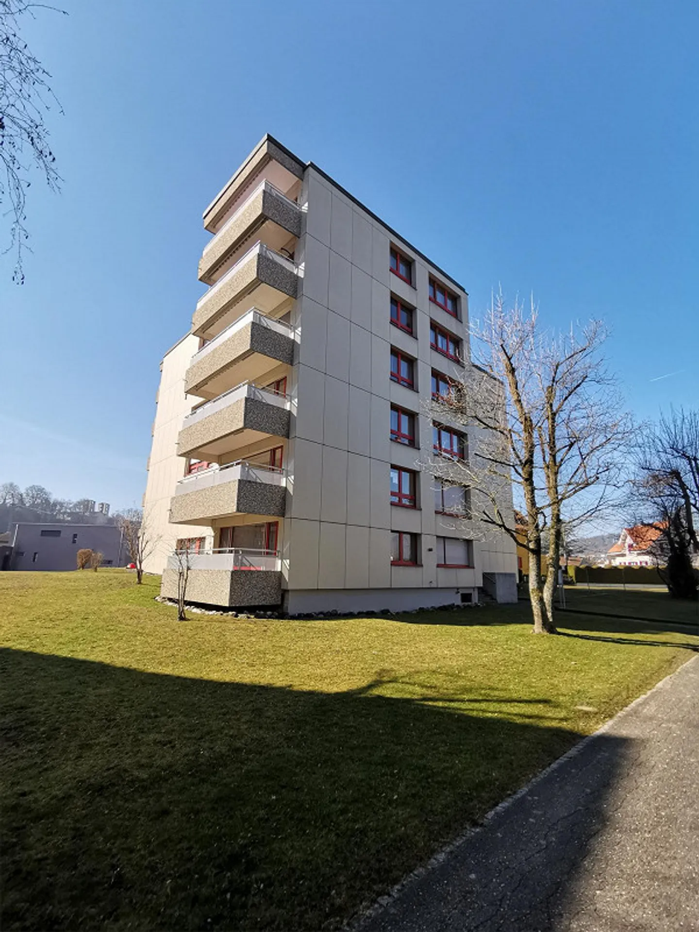 Bel appartement lumineux de 2 pièces au 2ème étage - Photo 1 sur 8