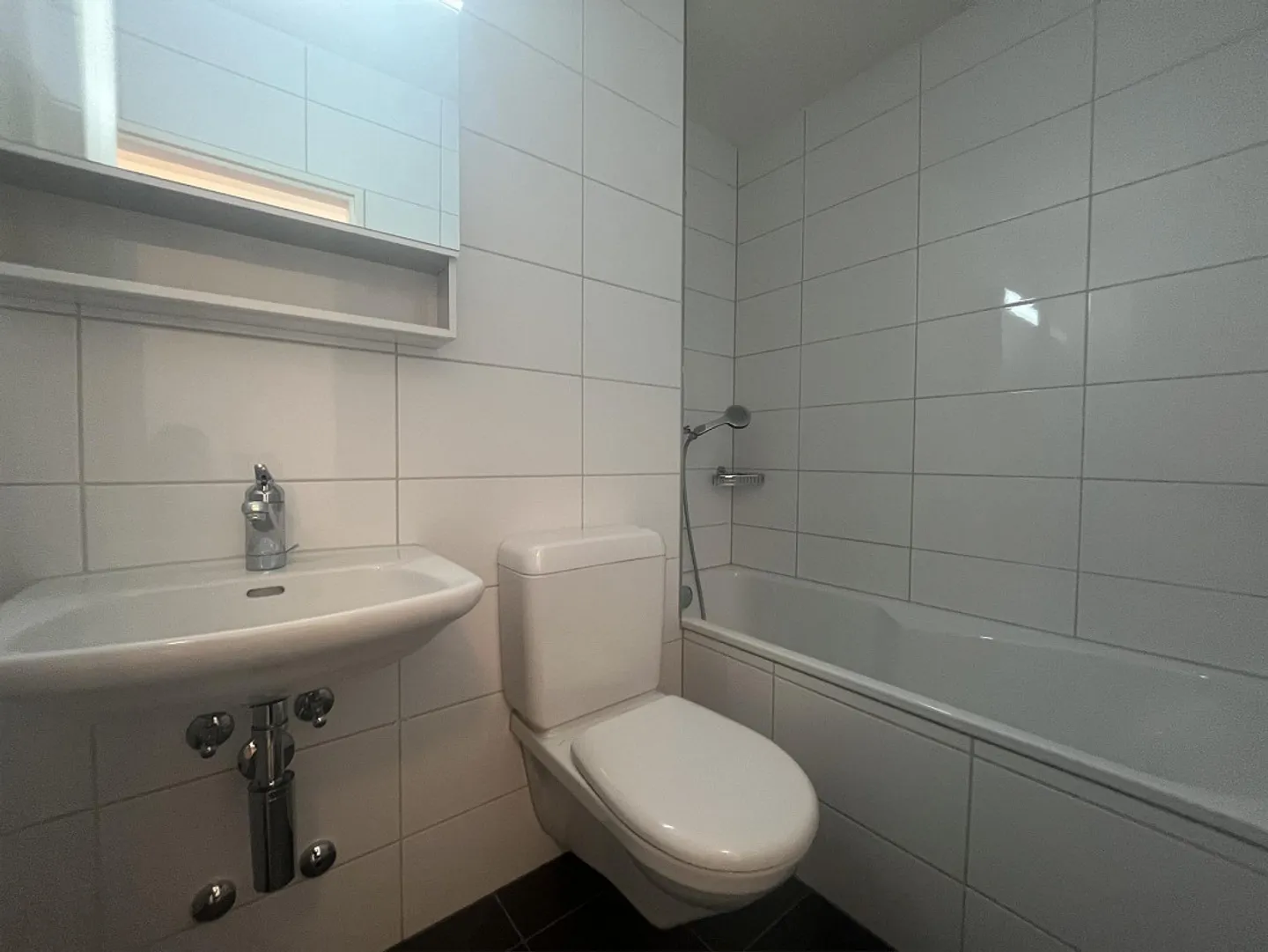 Bel appartement lumineux de 2 pièces au 2ème étage - Photo 3 sur 8