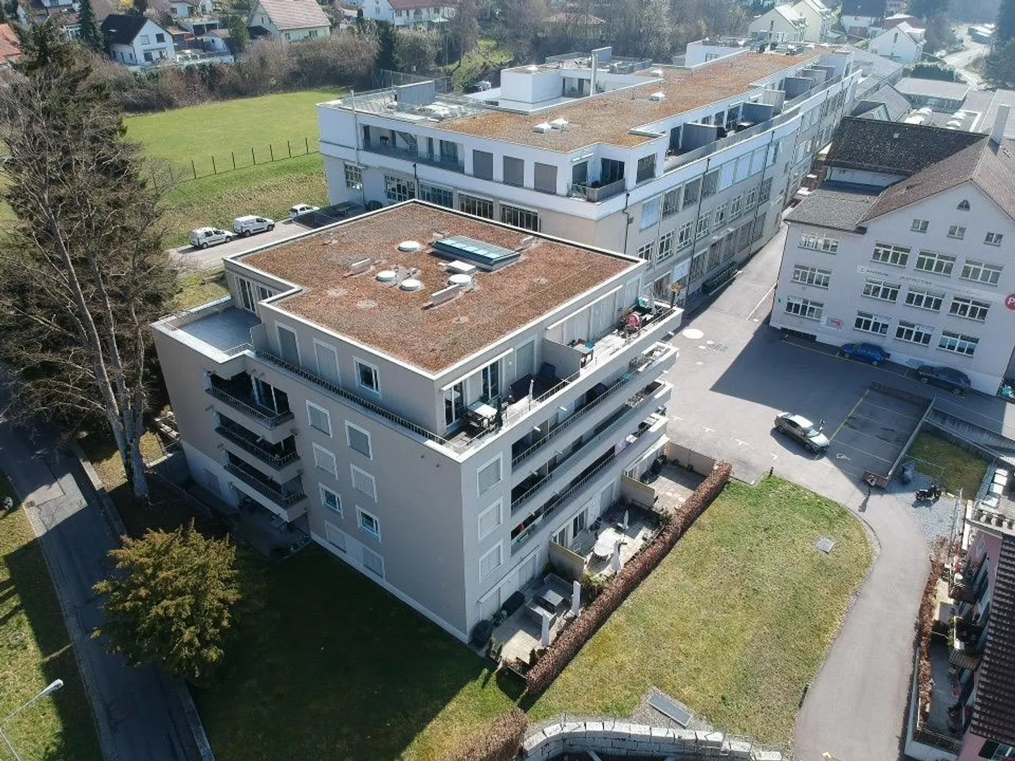 Appartement en attique spacieux de 3,5 pièces à Weisslingen avec grands balcons - Photo 1 sur 8