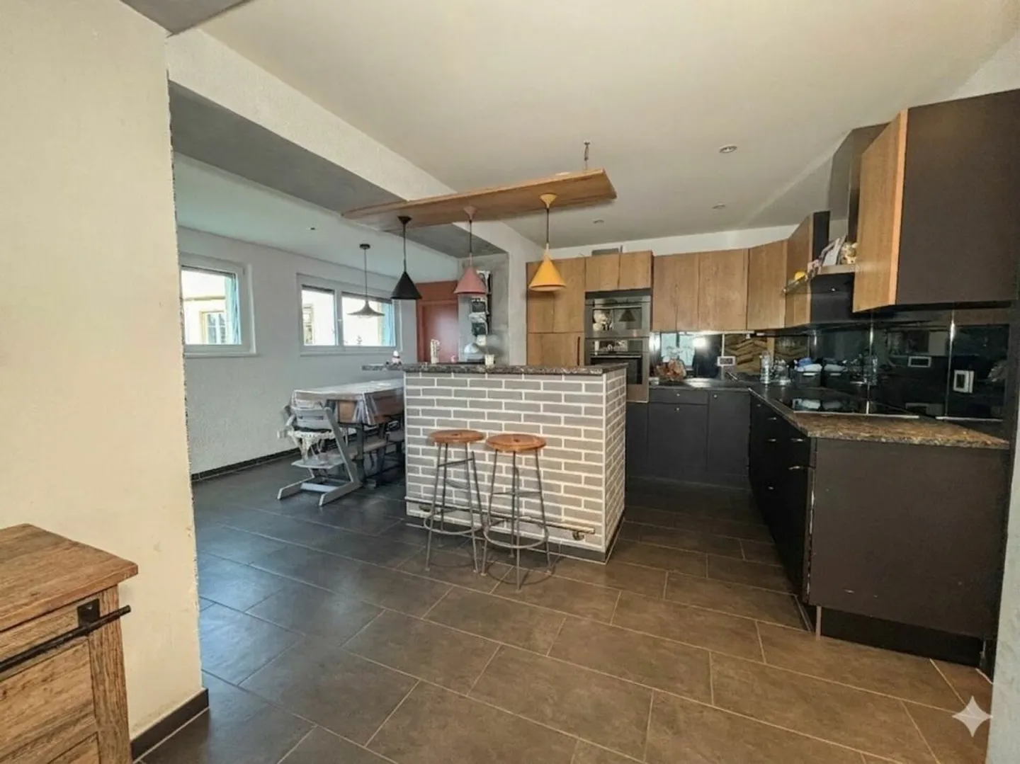 Charming family home with 5.5 rooms and a second plot in green zone - Photo 5 of 18