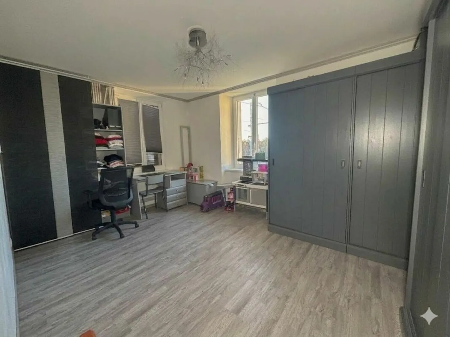 Charming family home with 5.5 rooms and a second plot in green zone - Photo 12 of 18