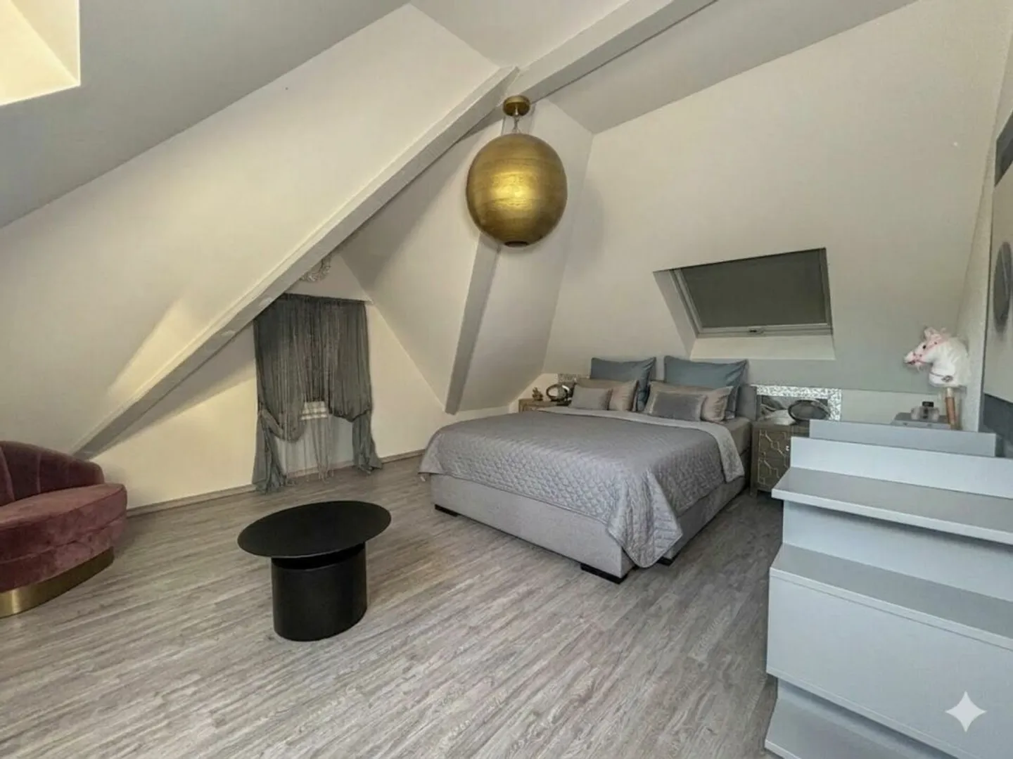 Charming family home with 5.5 rooms and a second plot in green zone - Photo 3 of 18
