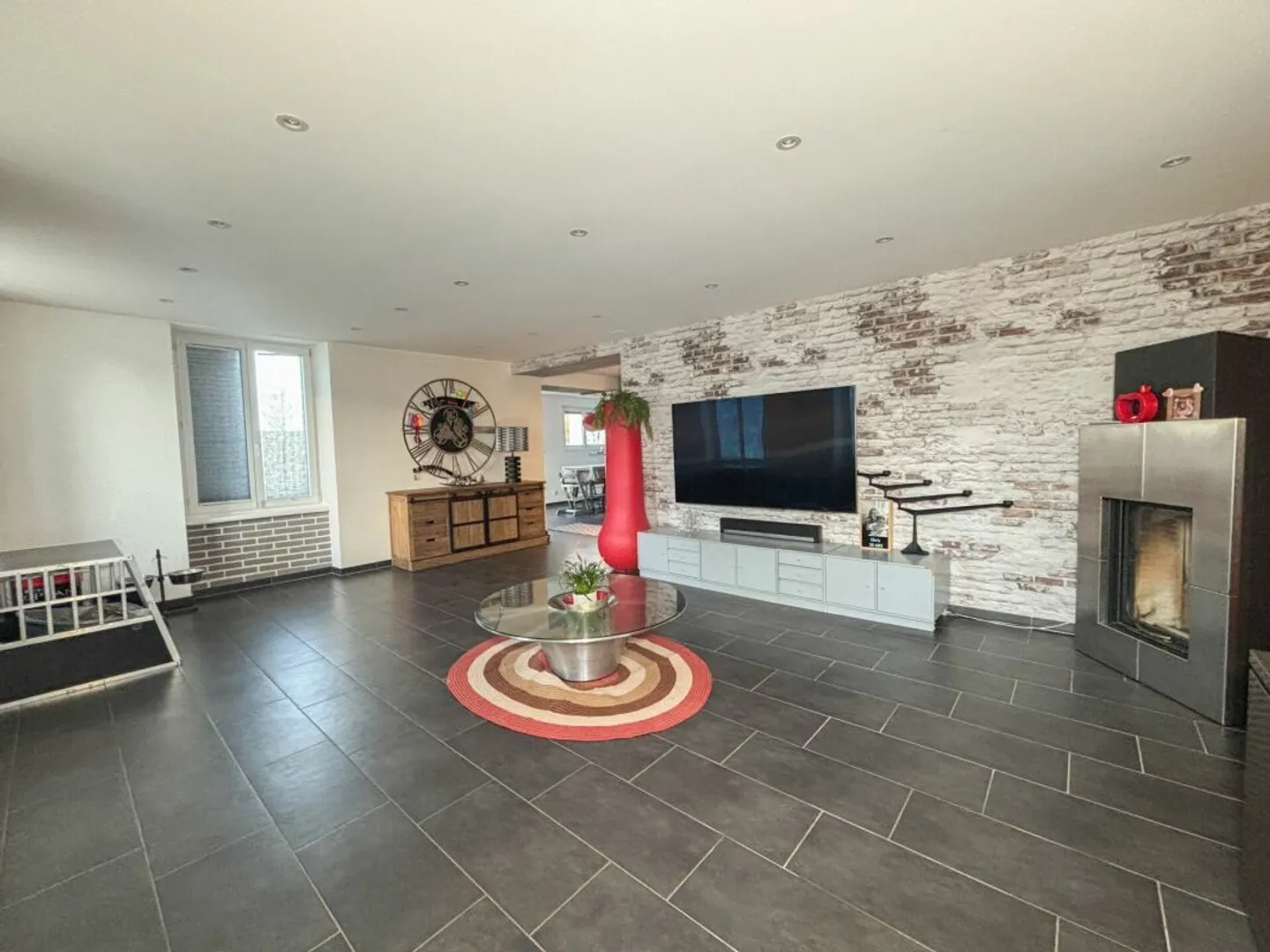 Charming family home with 5.5 rooms and a second plot in green zone - Photo 4 of 18