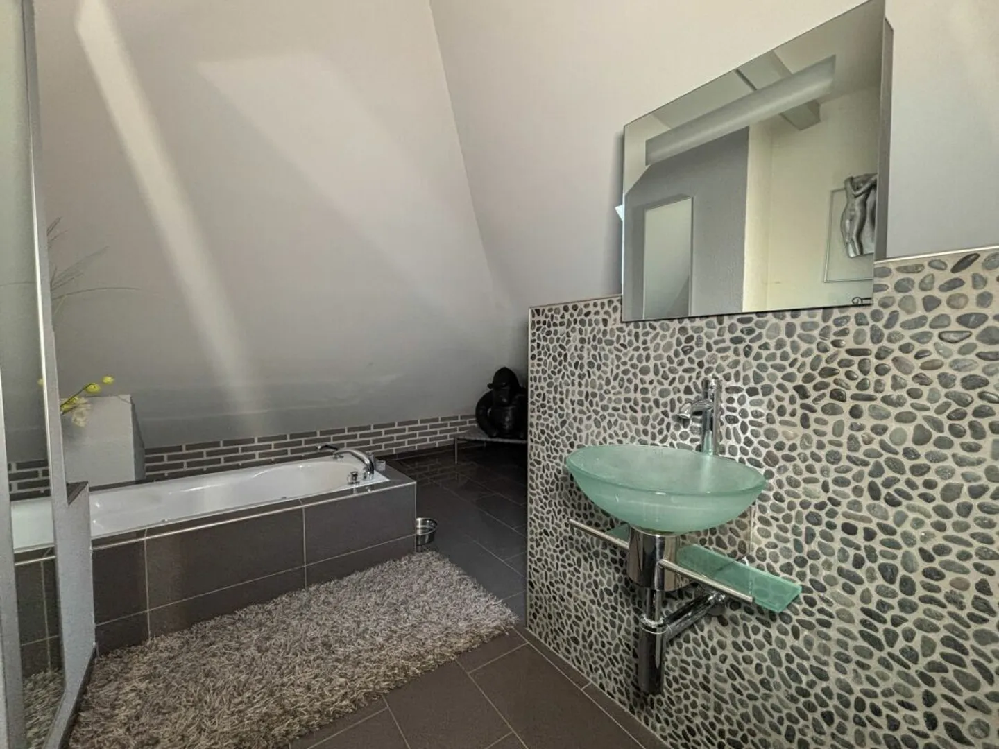 Charming family home with 5.5 rooms and a second plot in green zone - Photo 13 of 18