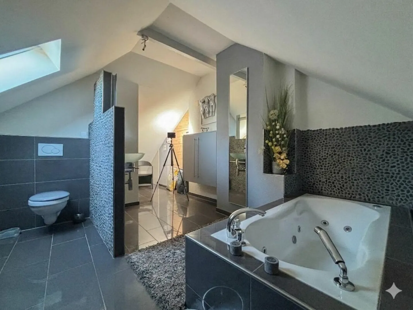 Charming family home with 5.5 rooms and a second plot in green zone - Photo 14 of 18