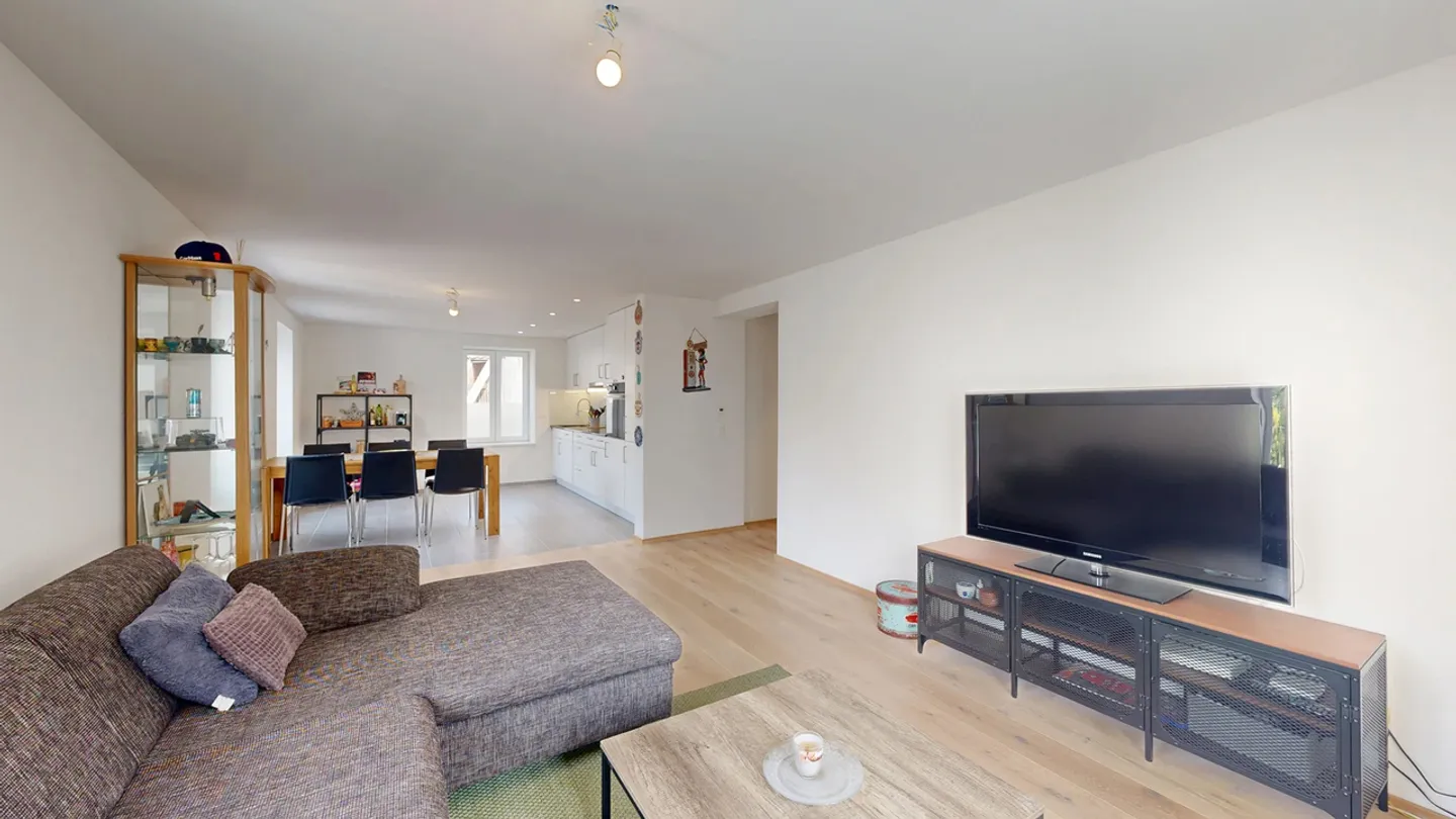 Moderne 3.5-Zimmer-Wohnung mit Balkon und Aussenparkplatz - Foto 4 von 15