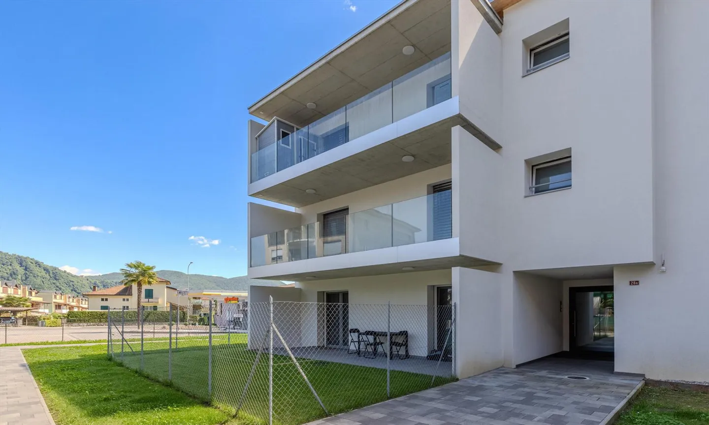 Modern 2.5-room apartment with garden in Caslano - Photo 9 of 10