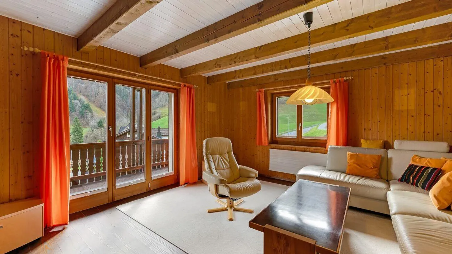 Spacious home with two apartments - Photo 3 of 5