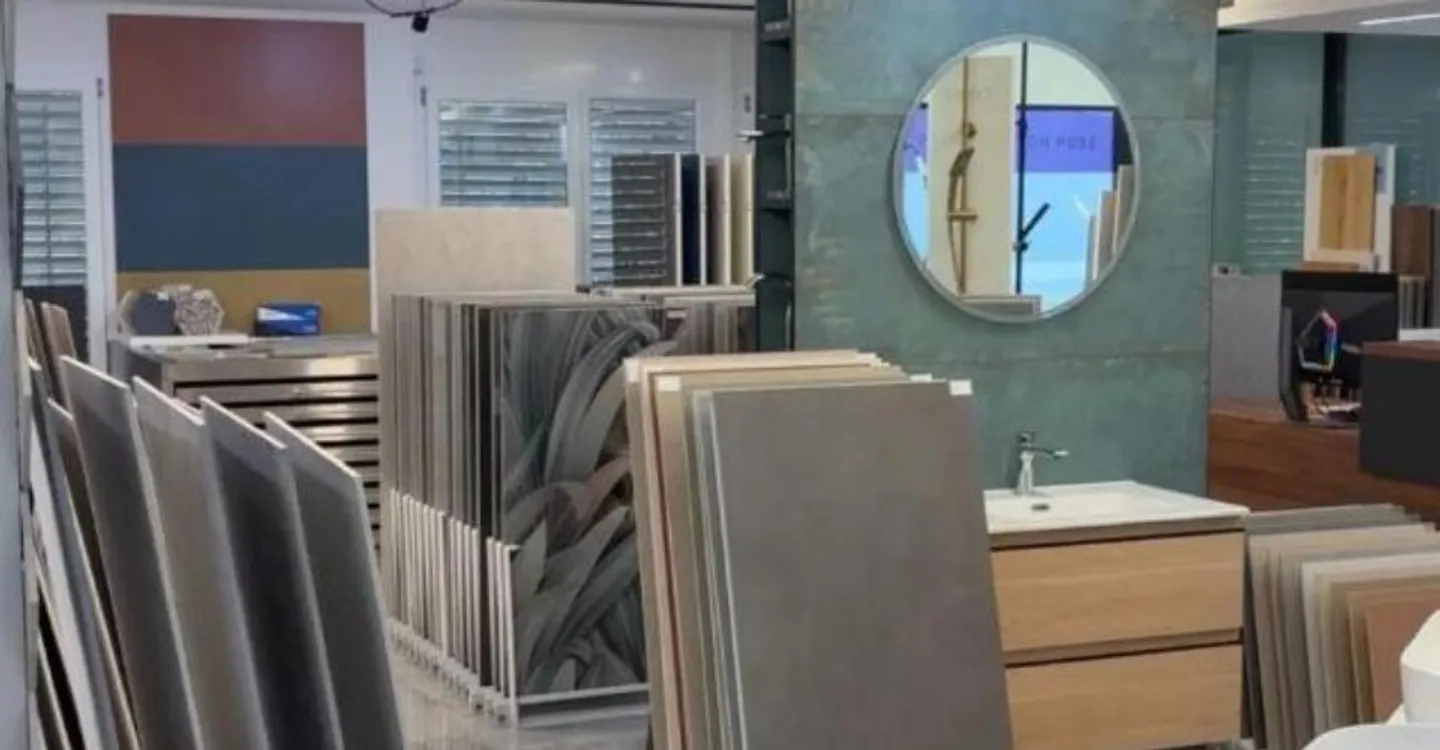Spazio commerciale di 100 m² ristrutturato con visibilità eccezionale - Foto 6 di 7