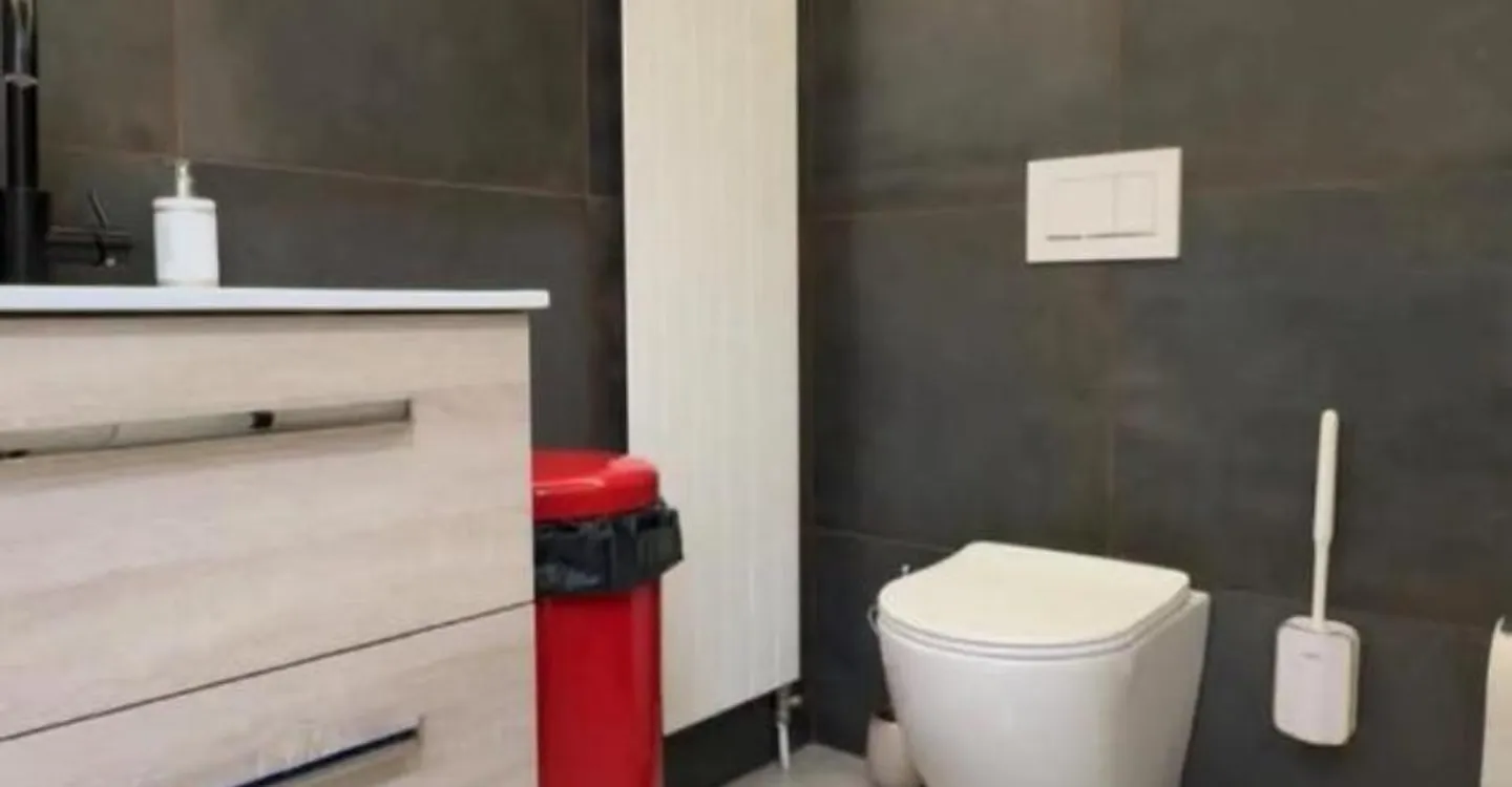 Spazio commerciale di 100 m² ristrutturato con visibilità eccezionale - Foto 4 di 7