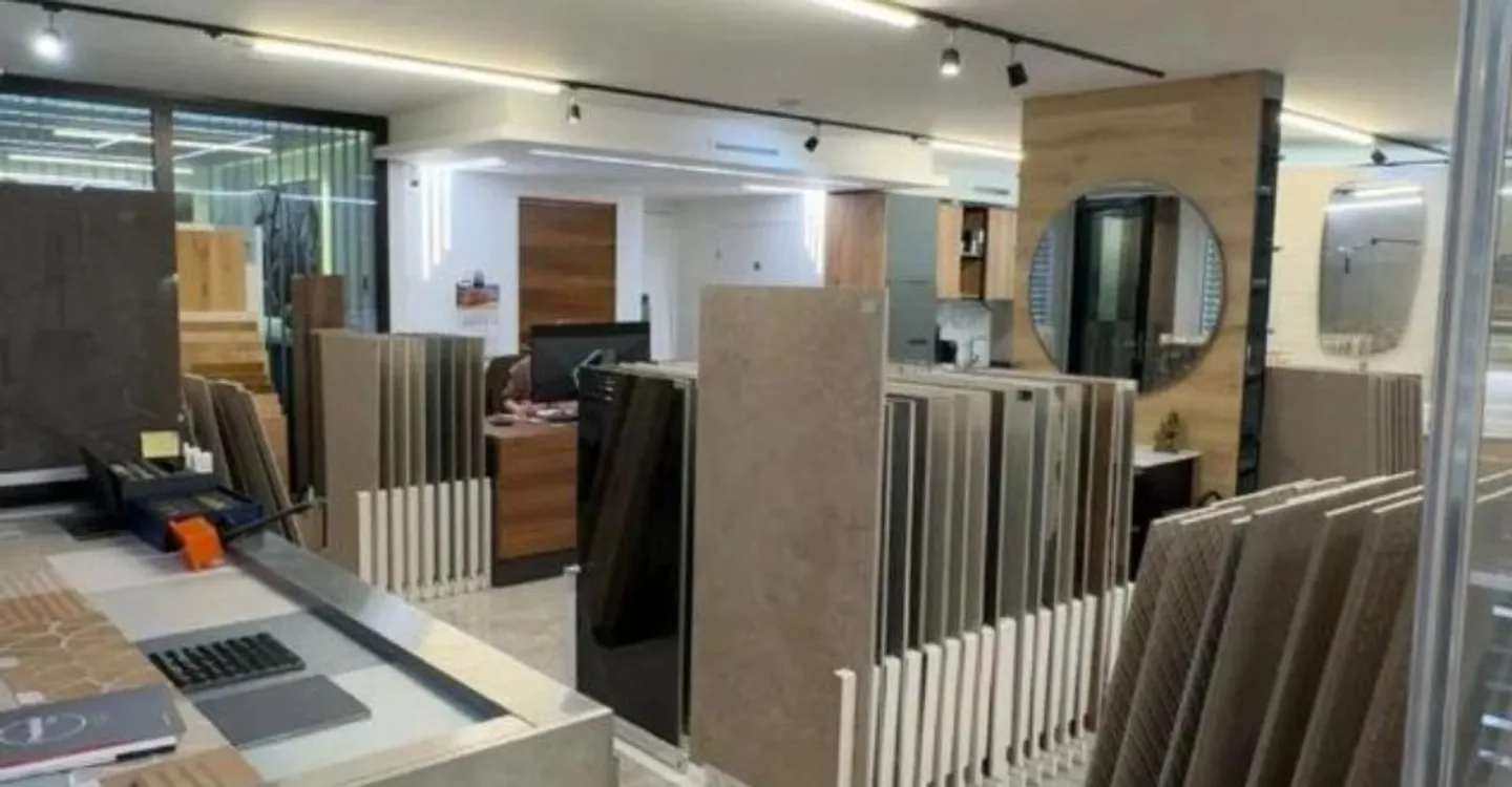 Spazio commerciale di 100 m² ristrutturato con visibilità eccezionale - Foto 5 di 7