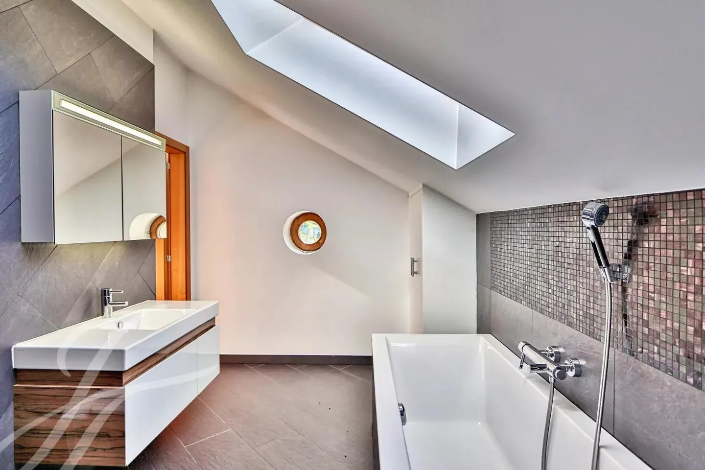 EXCLUSIVE!! 4.5-room apartment with impressive volumes - Photo 10 of 13