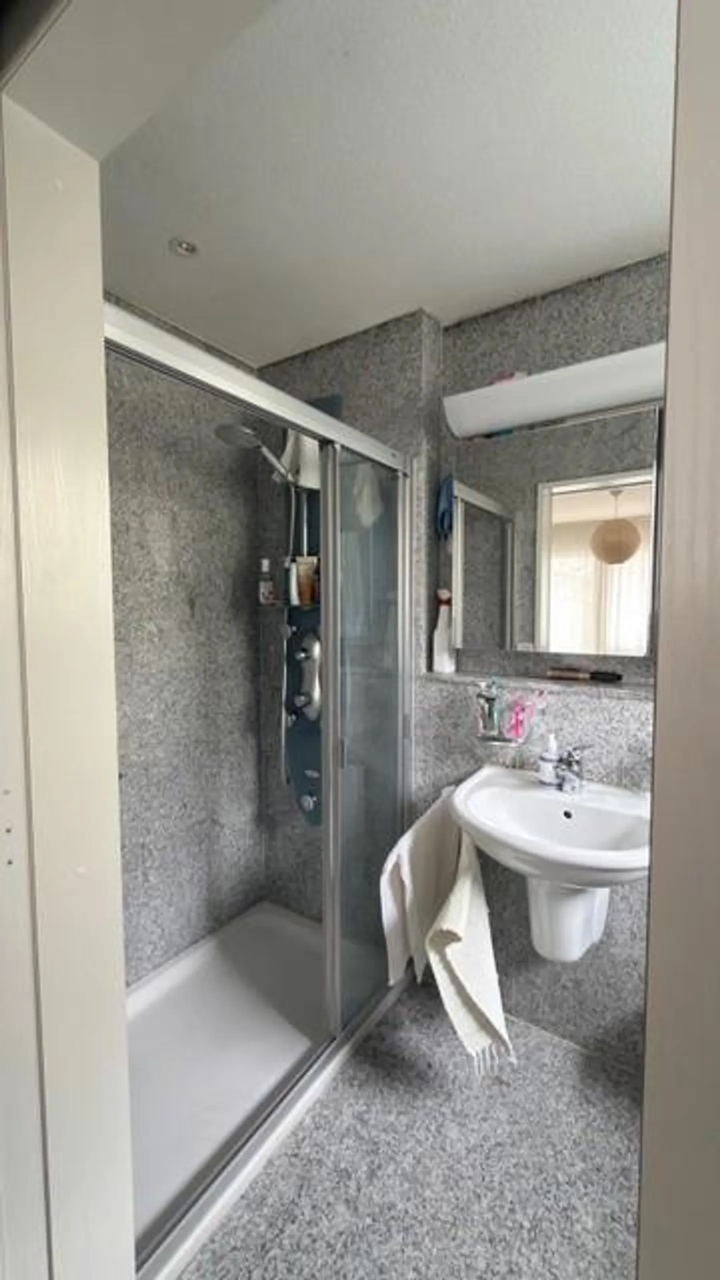 Exclusive 5.5-room apartment with lake view in Unterägeri for rent - Photo 6 of 9