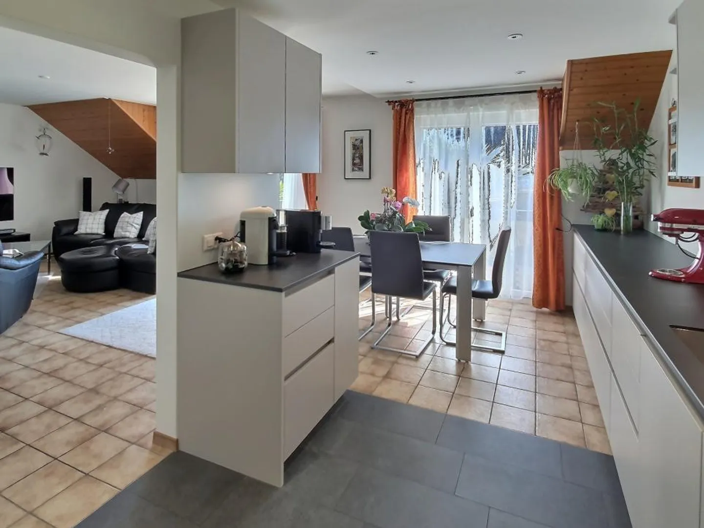 Top floor - quiet neighborhood - Photo 1 of 10