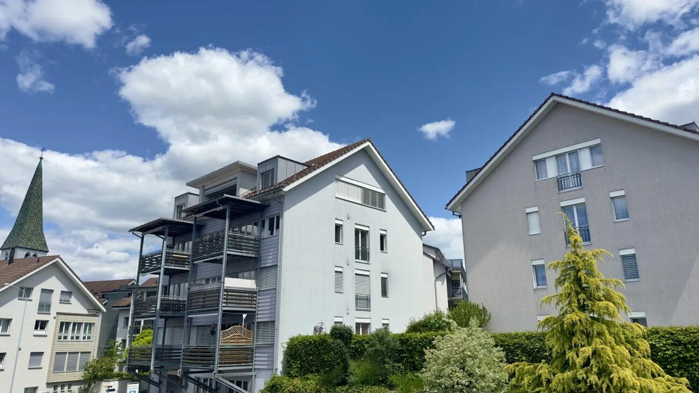 Appartamento soleggiato di 3,5 stanze con arredi moderni e balcone - Foto 1 di 9