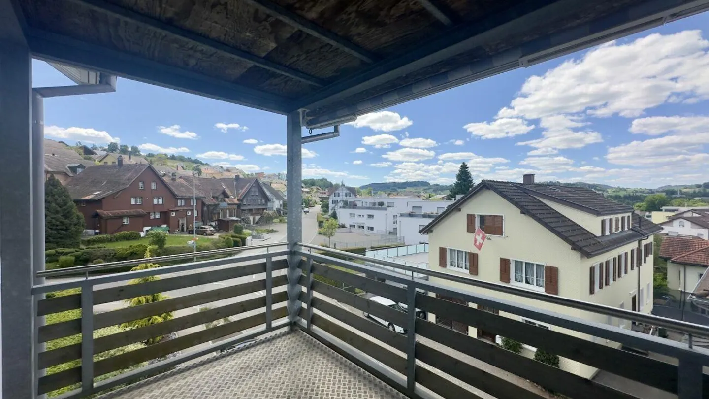 Appartamento soleggiato di 3,5 stanze con arredi moderni e balcone - Foto 6 di 9