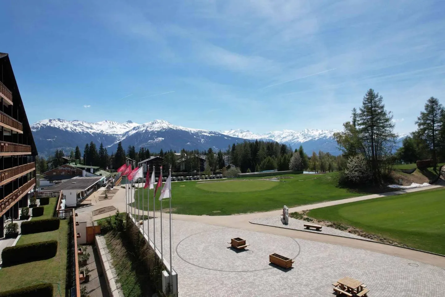 Extraordinary Location - 4.5 Rooms with Stunning Views of the Golf Course and Private Studio - Photo 1 of 13