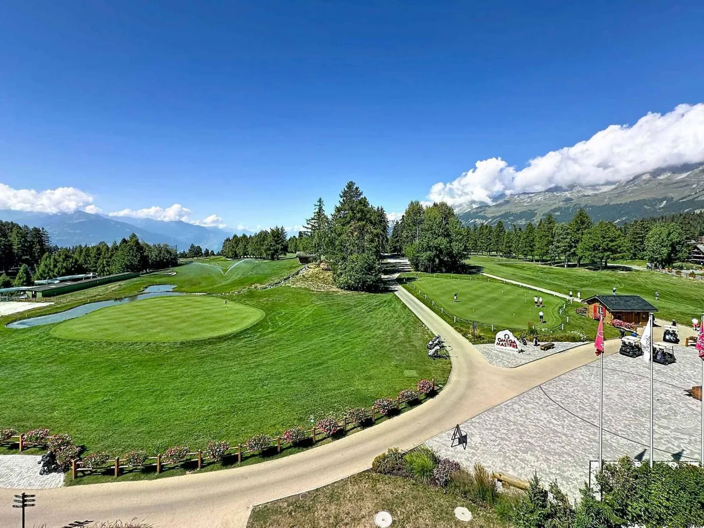 Extraordinary Location - 4.5 Rooms with Stunning Views of the Golf Course and Private Studio - Photo 2 of 13