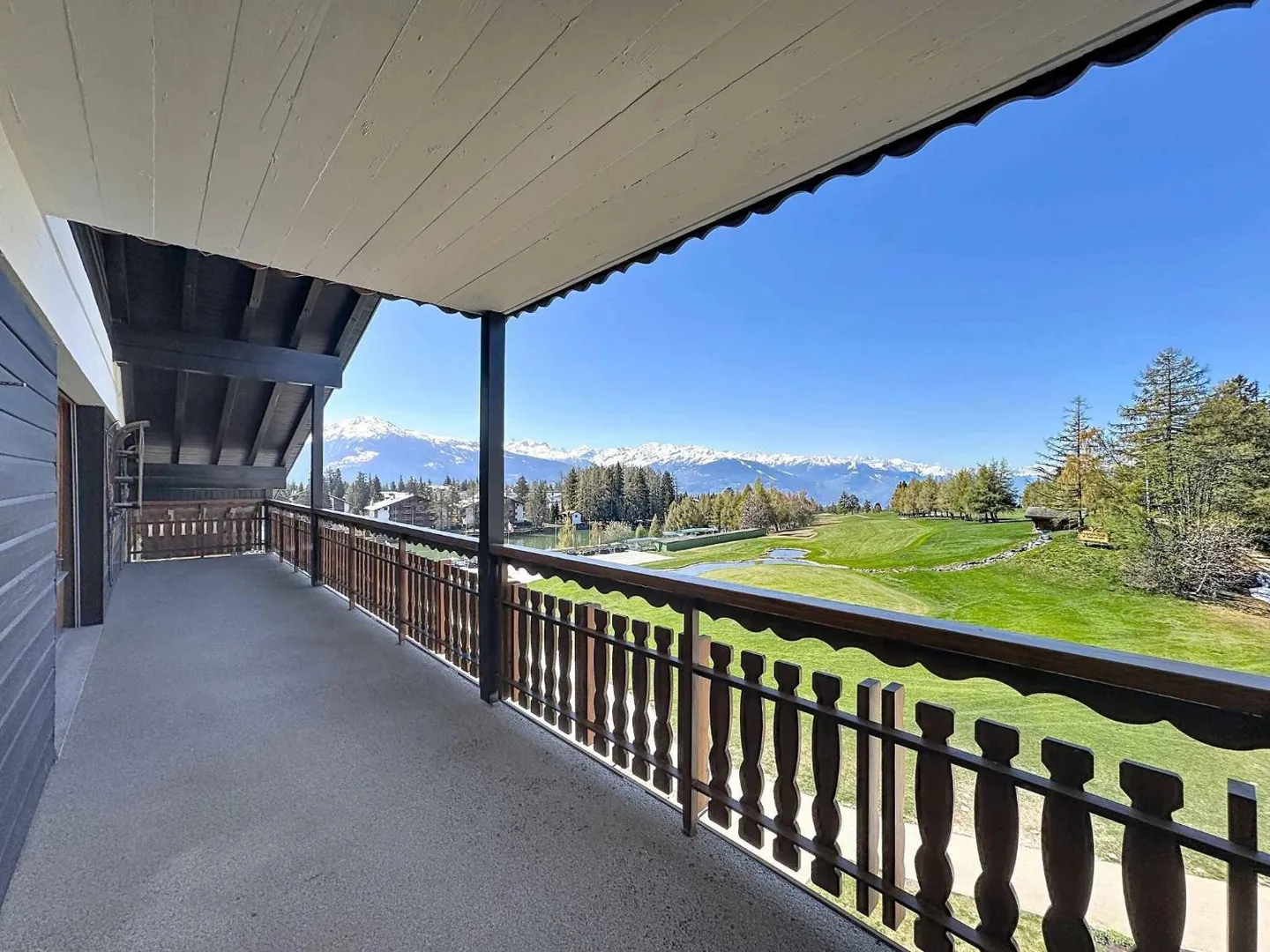 Extraordinary Location - 4.5 Rooms with Stunning Views of the Golf Course and Private Studio - Photo 6 of 13