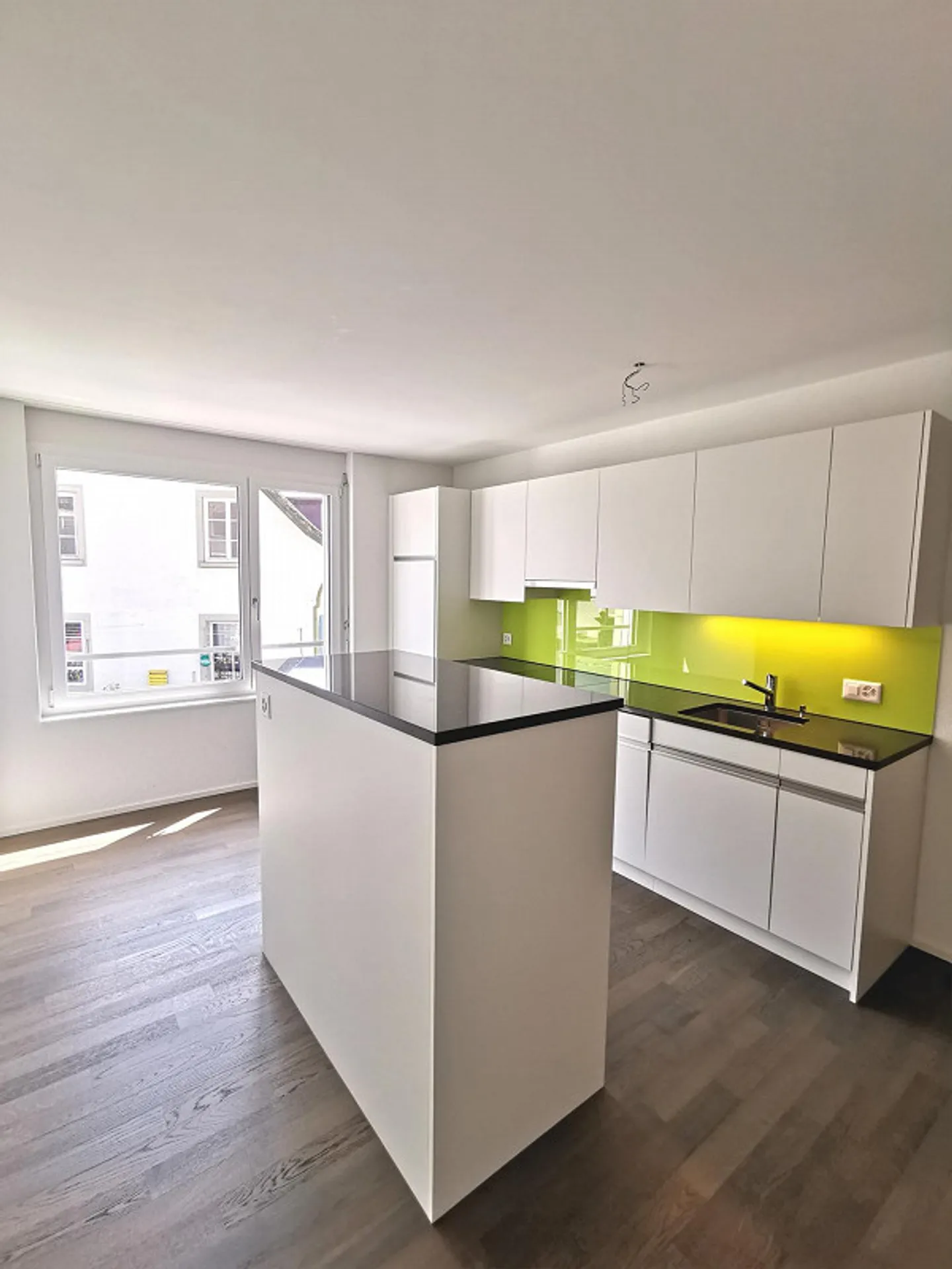 À LINDENPLATZ - BEL APPARTEMENT DE 2,5 PIÈCES AVEC VUE SUR DE... - Photo 2 sur 8