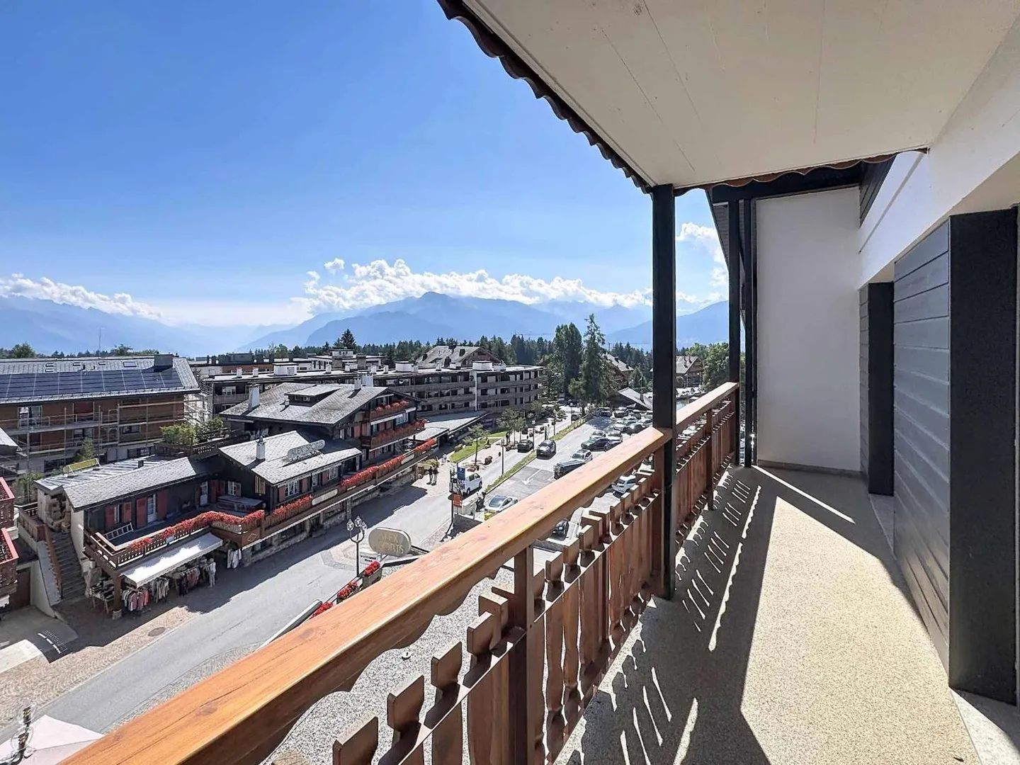 Extraordinary Location - 4.5 Rooms with Stunning Views of the Golf Course and Private Studio - Photo 12 of 13
