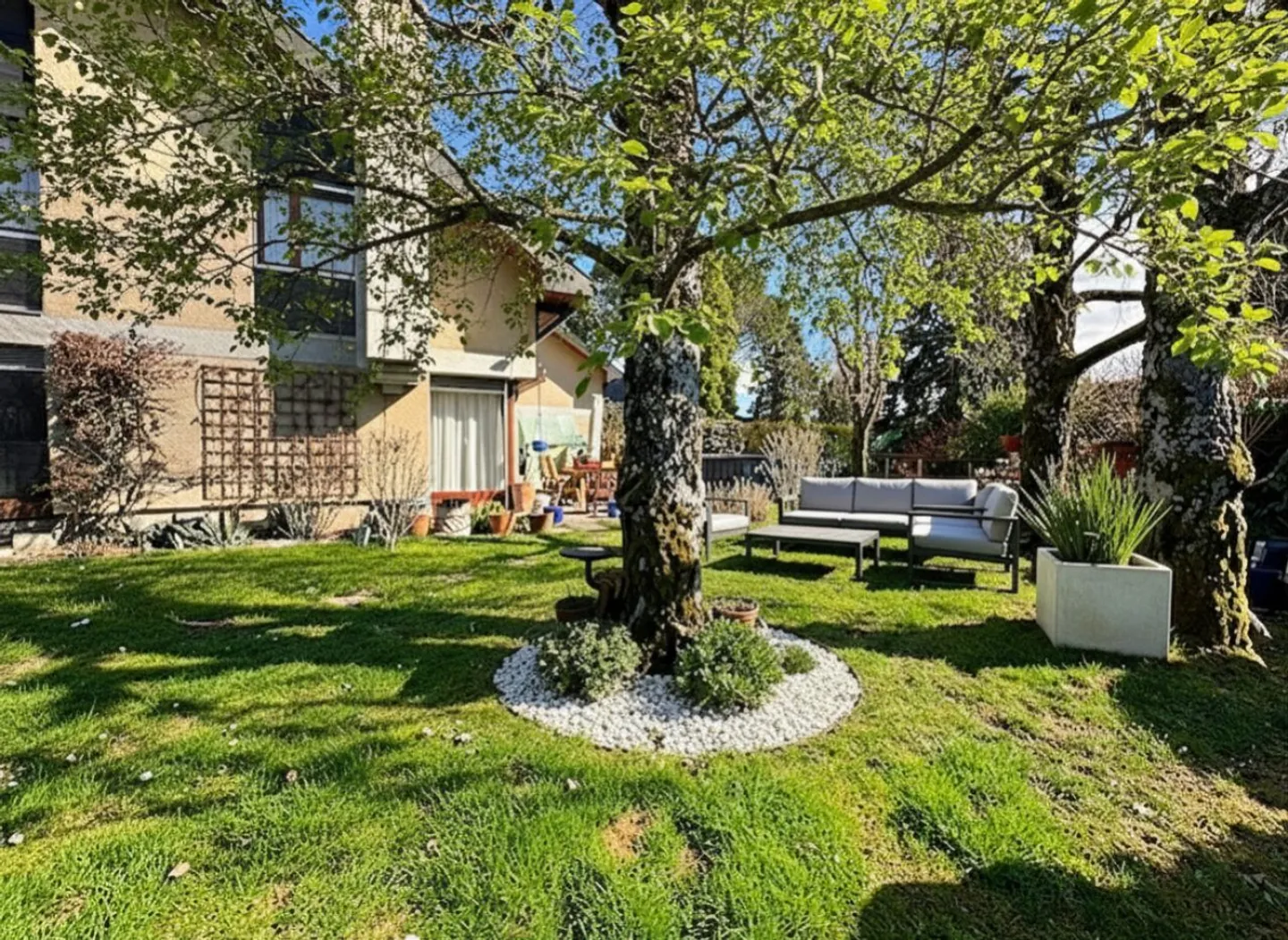 Bella villa bifamiliare con 6 stanze / 4 camere da letto / bel giardino alberato e recintato - Foto 1 di 9