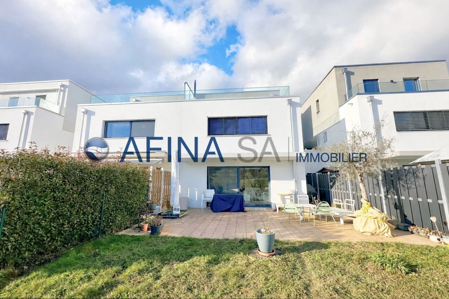 Maison Mitoyenne Élégante - Photo 1 sur 12