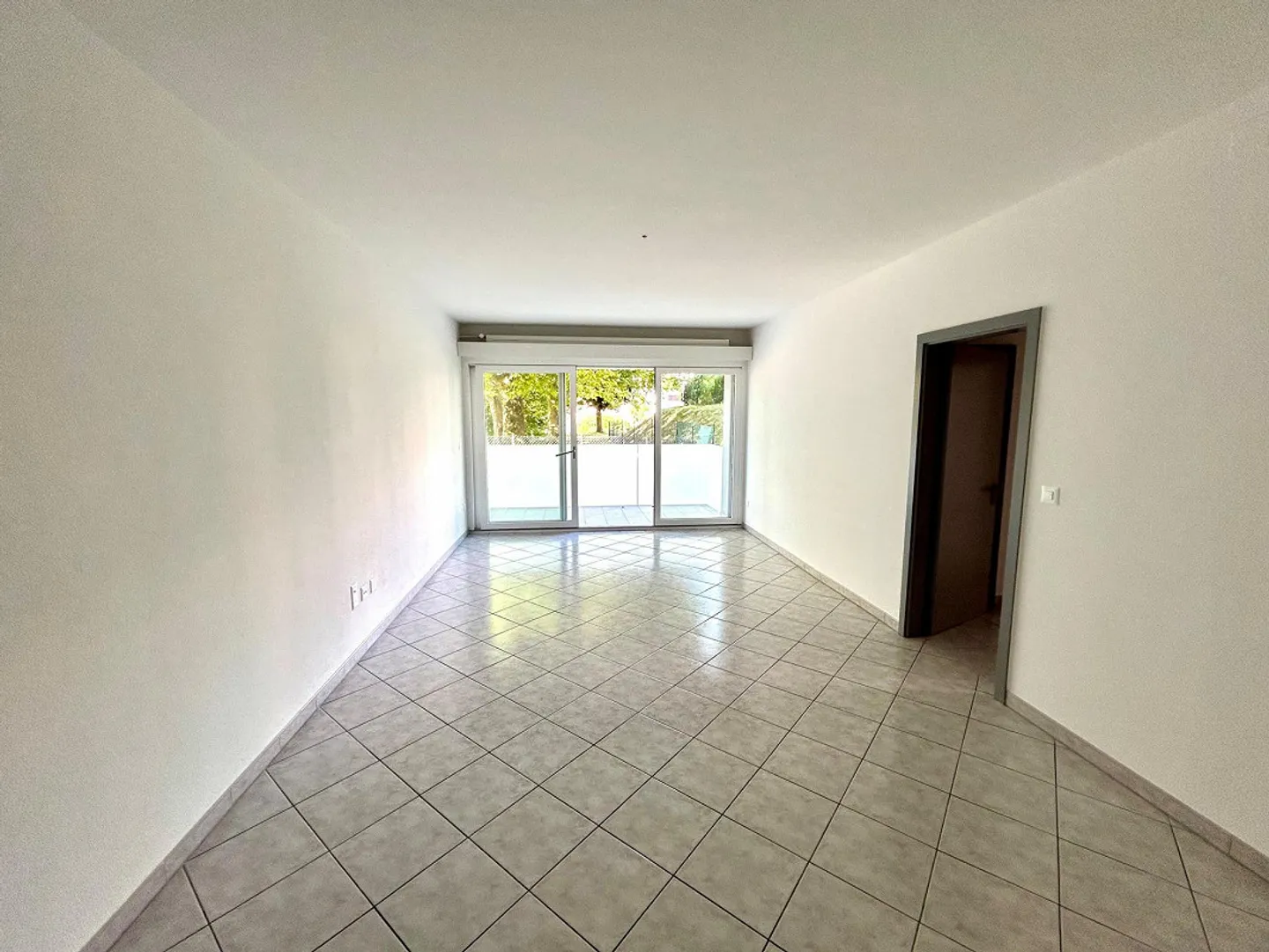 Renovated apartment with large balcony - Photo 3 of 11