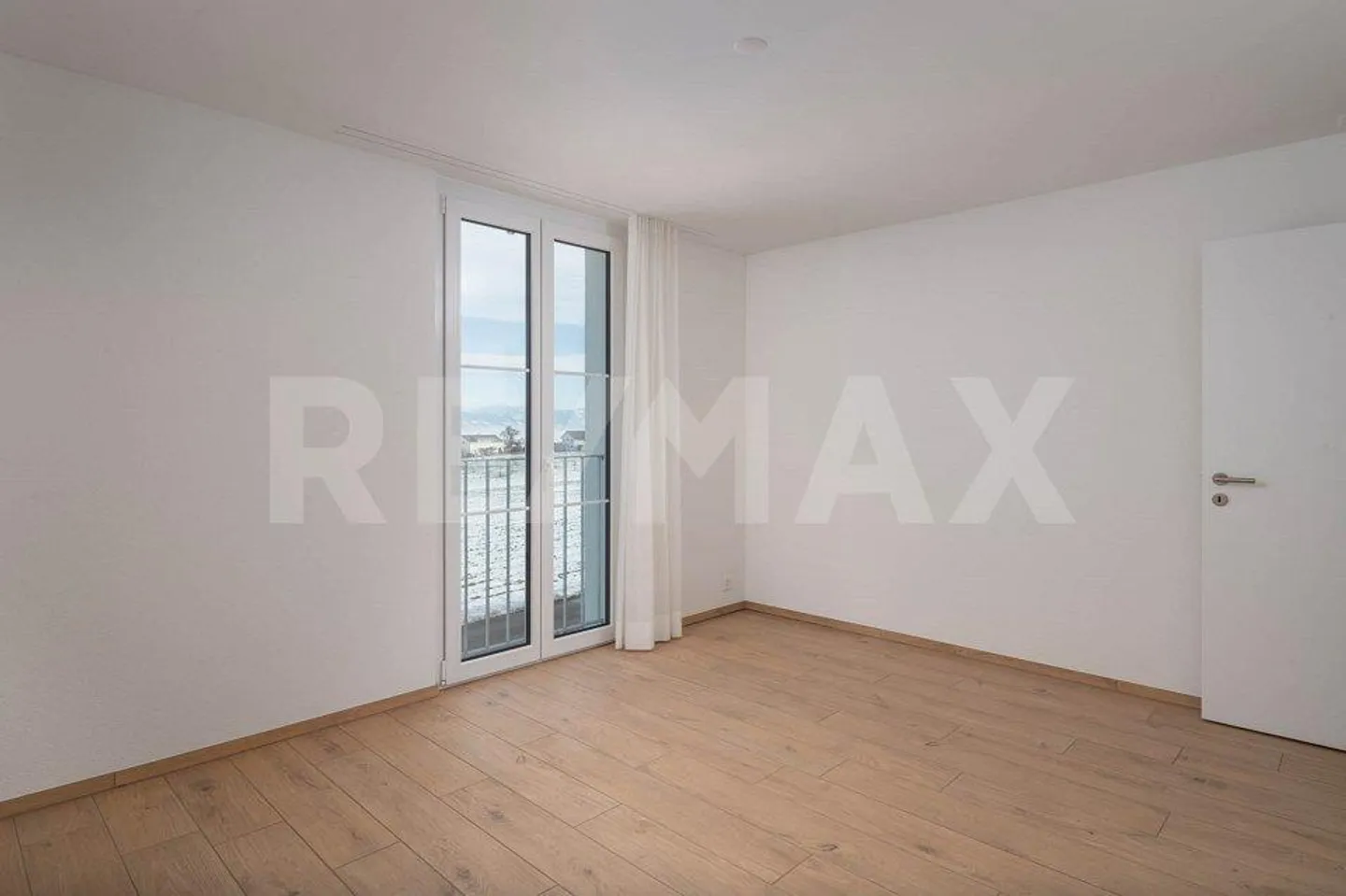 Modern Apartment with Lake View - Photo 6 of 13