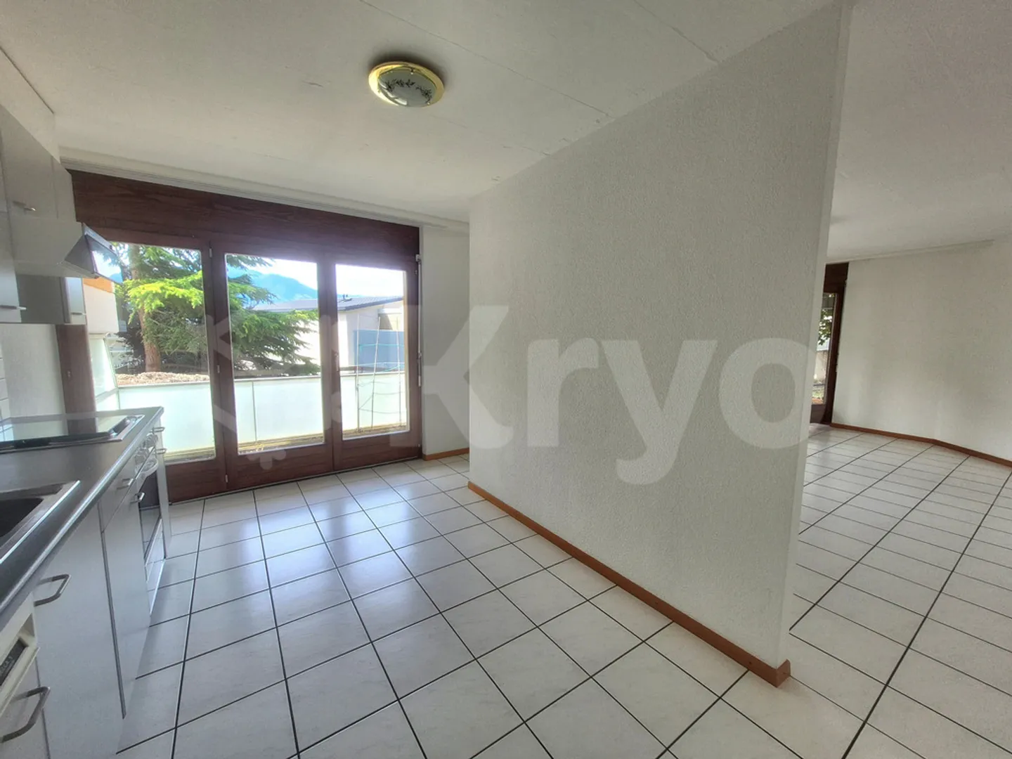 GRANOIS/SAVIESE - APPARTEMENT 4.5 PIÈCES AU REZ-DE-CHAUSSÉE AVEC TERRASSE - Photo 3 sur 12