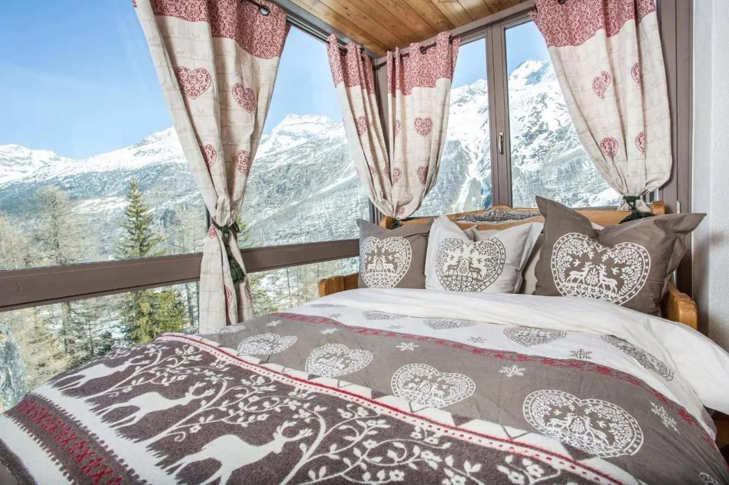 Chalet 5.5 rooms - Photo 2 of 5