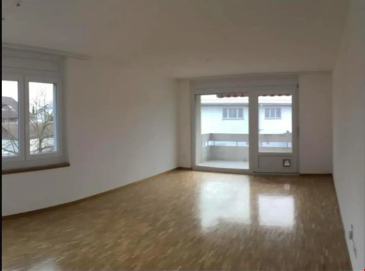 Appartement rénové de 4,5 pièces dans un quartier calme - Photo 2 sur 5