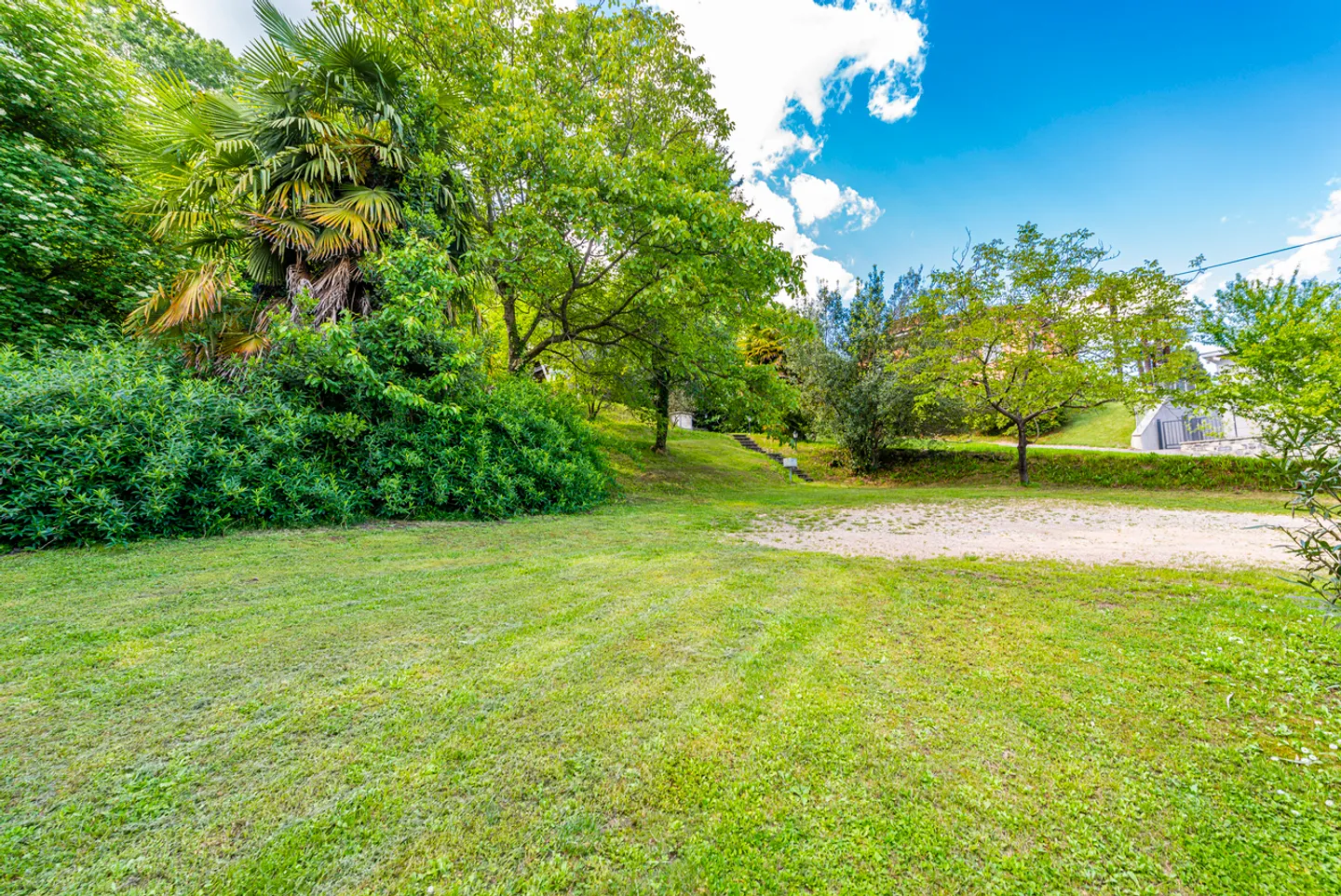 Large building plot in residential area - Photo 1 of 3