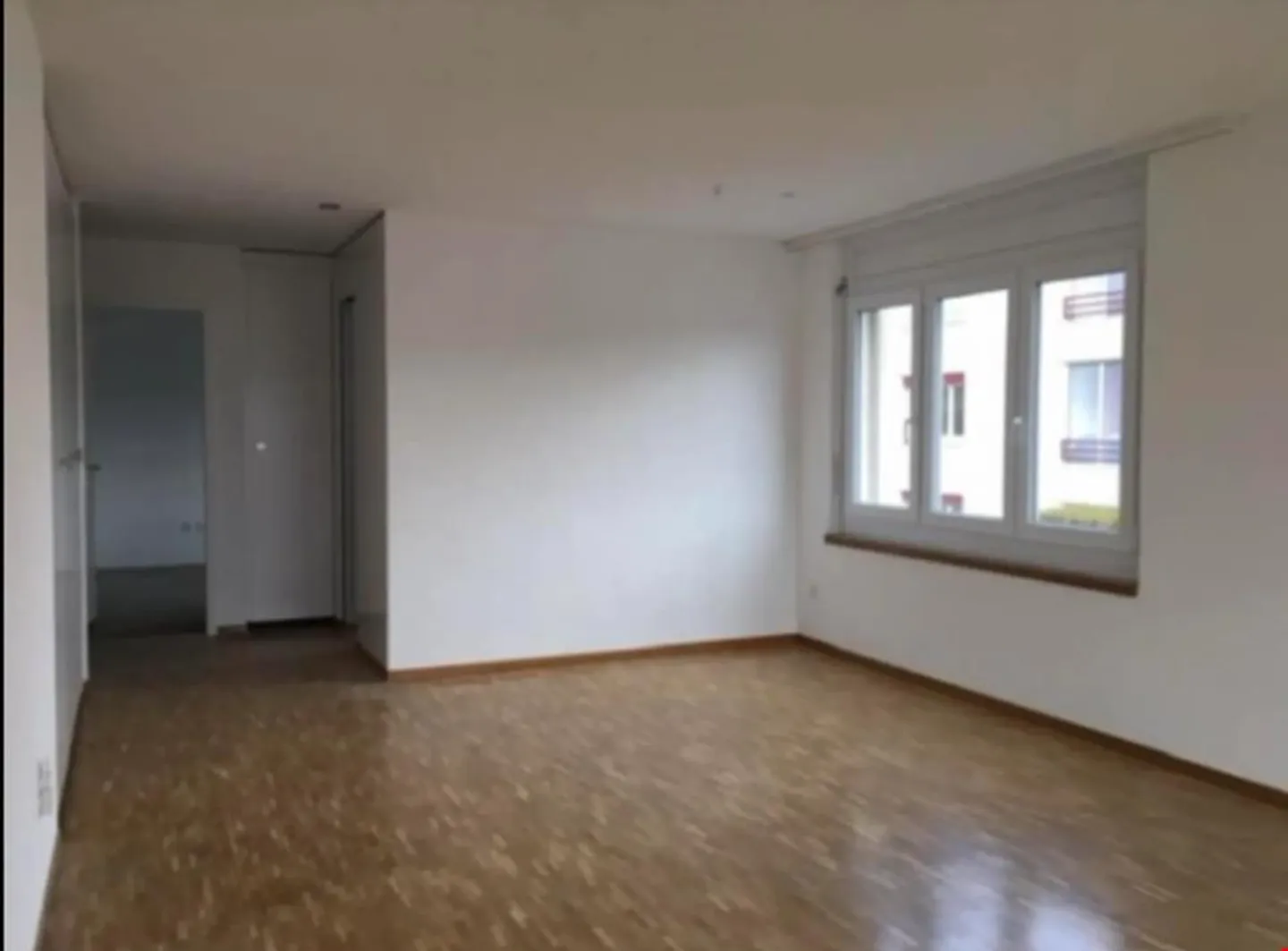 Appartement rénové de 4,5 pièces dans un quartier calme - Photo 3 sur 5