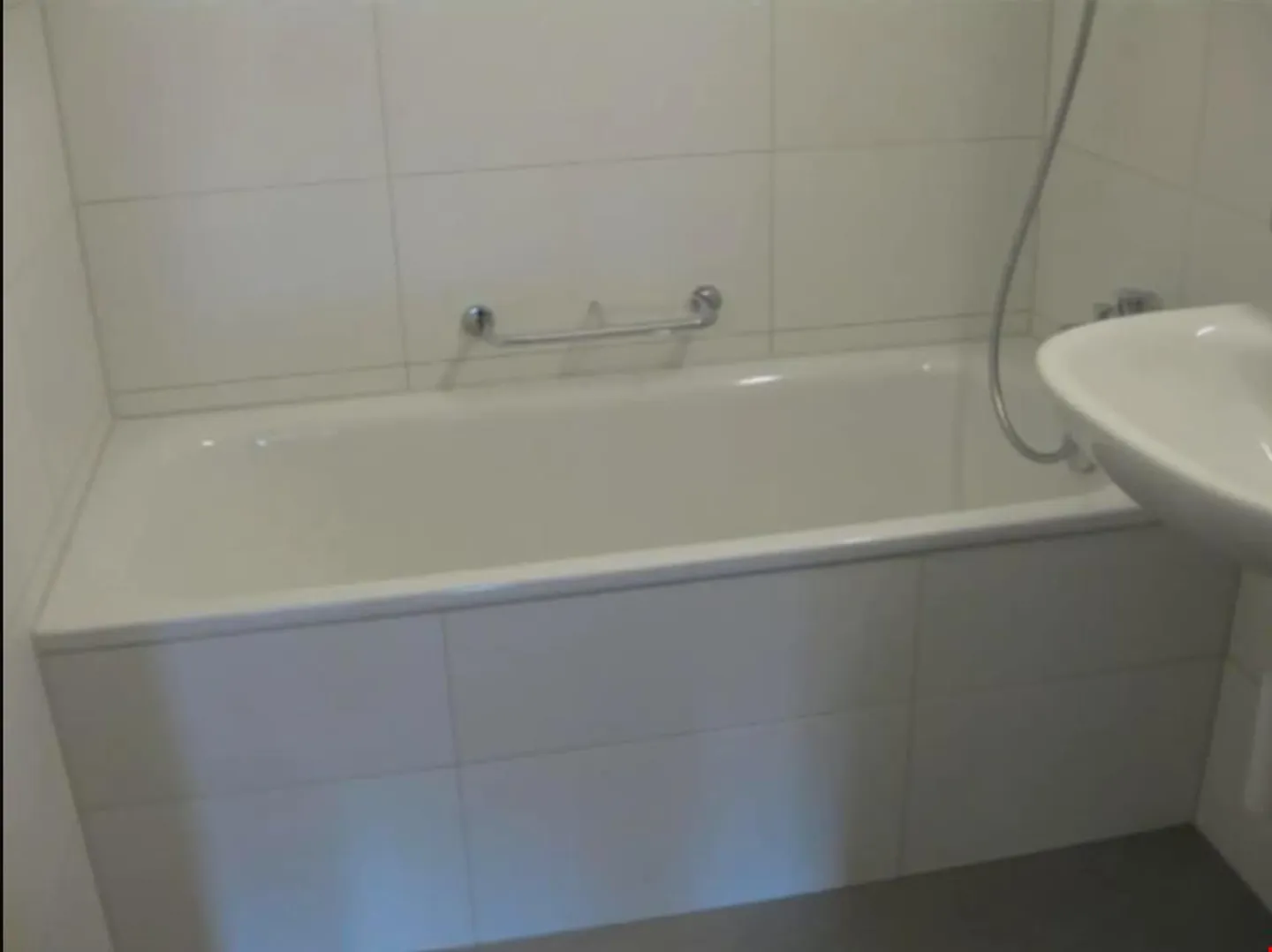Appartement rénové de 4,5 pièces dans un quartier calme - Photo 4 sur 5