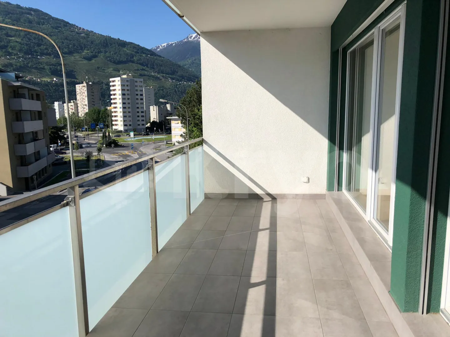 APPARTEMENT SPACIEUX DE 2,5 PIÈCES - Photo 2 sur 5