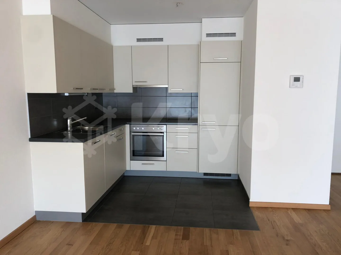 APPARTEMENT SPACIEUX DE 2,5 PIÈCES - Photo 3 sur 5
