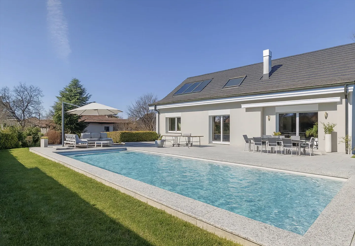 Einzelvilla mit 300 m², renoviert, in ruhiger und Wohngegend - Foto 1 von 13