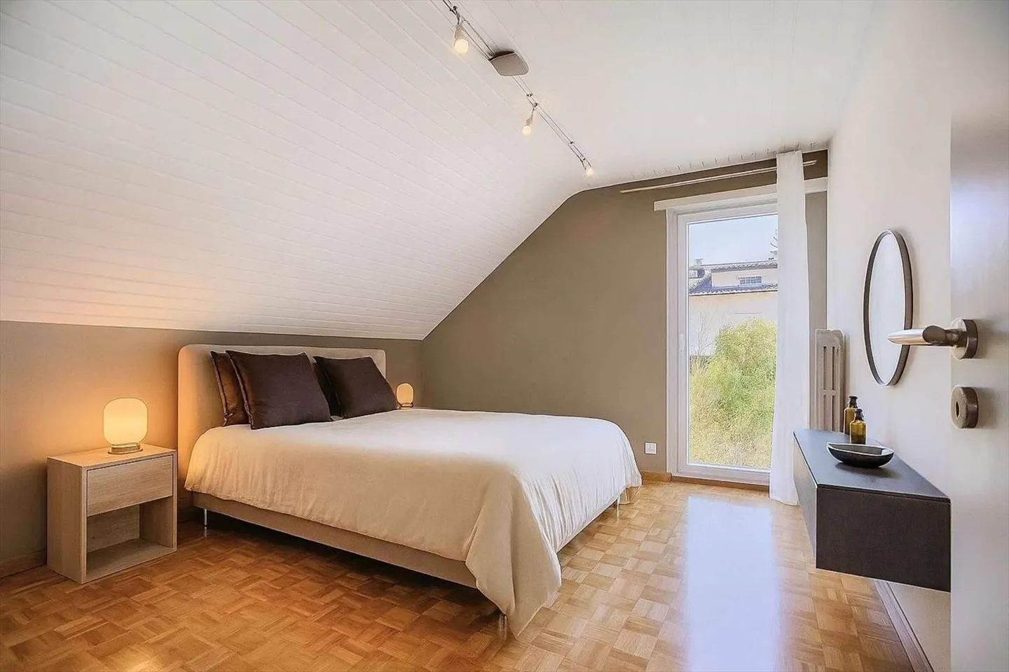 Einzelvilla mit 300 m², renoviert, in ruhiger und Wohngegend - Foto 7 von 13