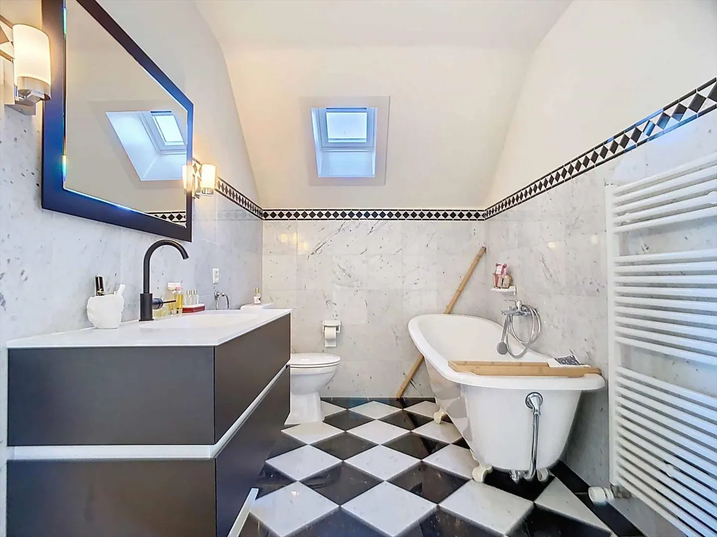 Einzelvilla mit 300 m², renoviert, in ruhiger und Wohngegend - Foto 9 von 13