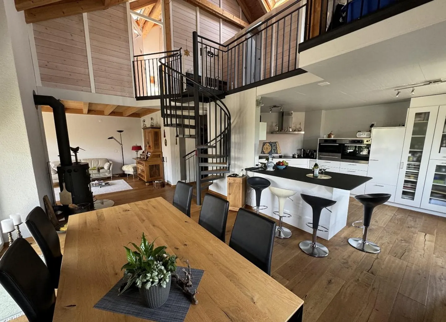 5.5-Zi-Maisonette-Wohnung im Dorfzentrum mit Weitsicht - Foto 1 von 16