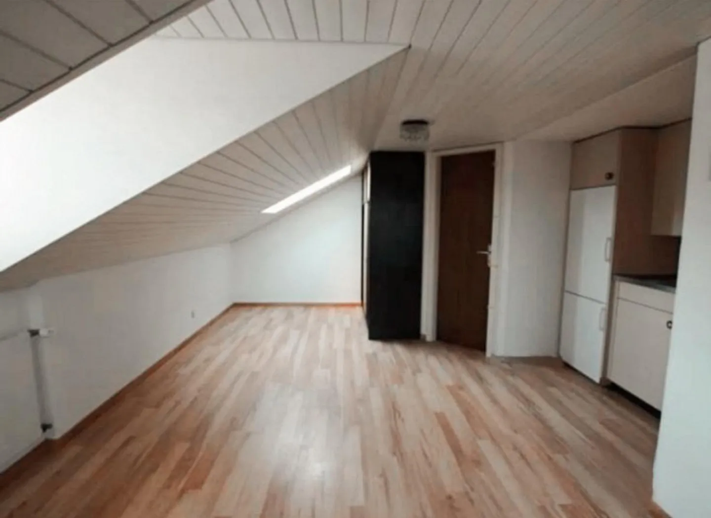 Incantevole studio mansardato in posizione centrale – compatto, luminoso e accogliente - Foto 1 di 6
