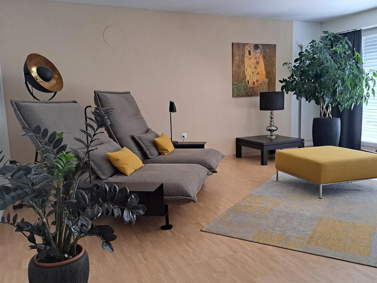 6 Room House/Bungalow in a Quiet Single-Family Home Neighborhood - Photo 4 of 17